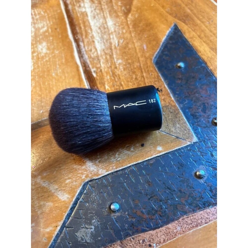 MAC 182S Buffer Brush compact dome-shaped kabuki head
